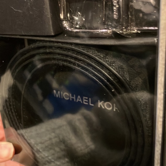 MICHAEL KORS 
4-in-1 Logo Belt Box Set 36H9MBLY4B - Picture 8 of 8